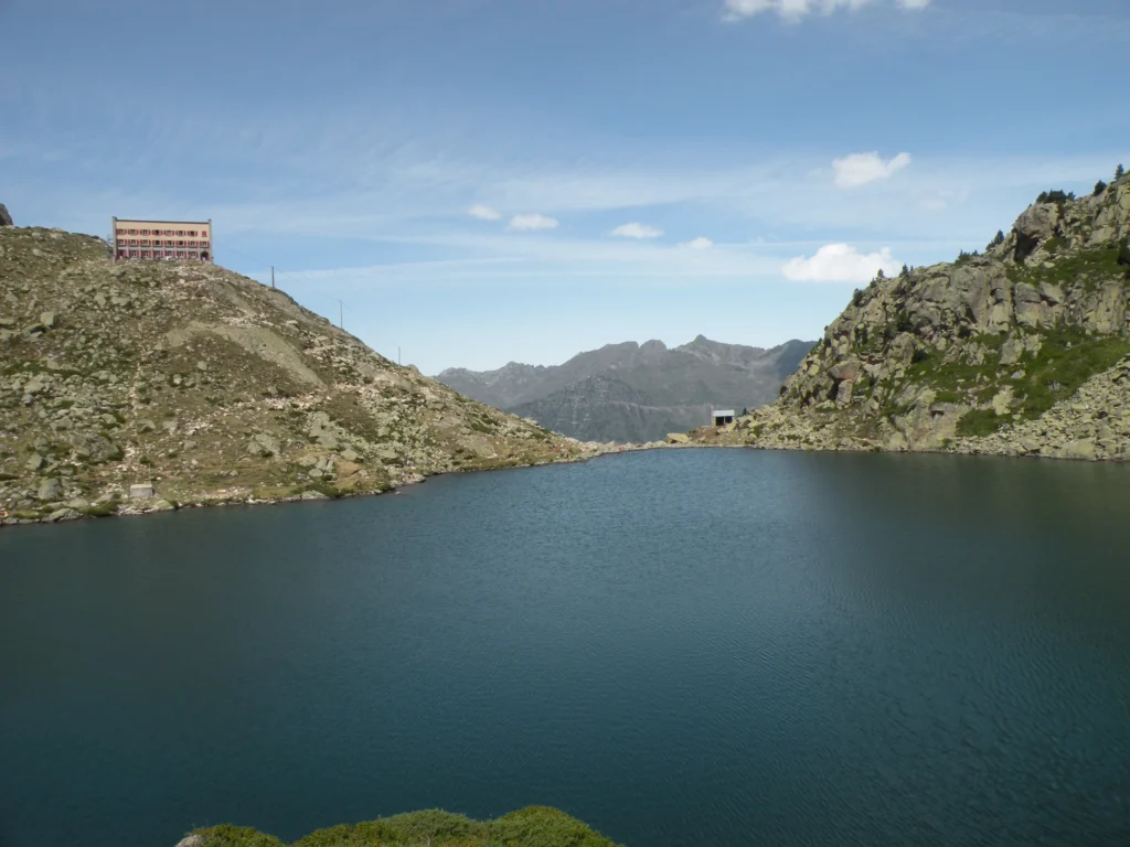 Le lac et le refuge de la Glère