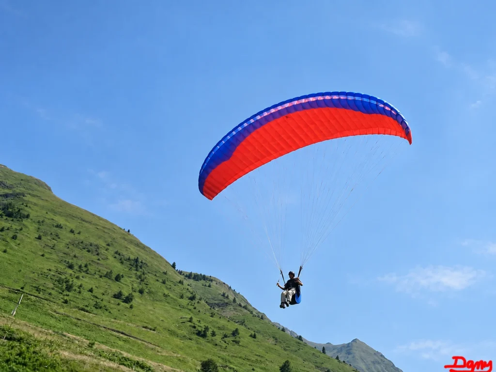 Un parapente dans le ciel des Pyrénées