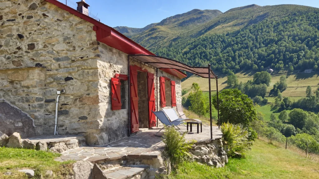 La terrasse de La Lountère, ouverte sur les montagnes
