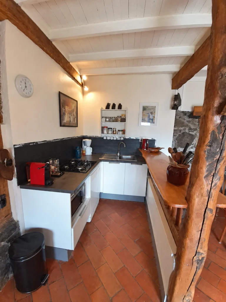 La cuisine et son comptoir en bois