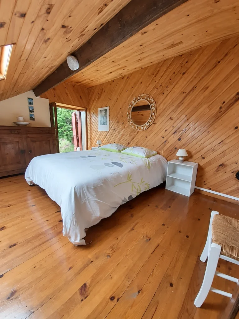 La chambre avec le grand lit
